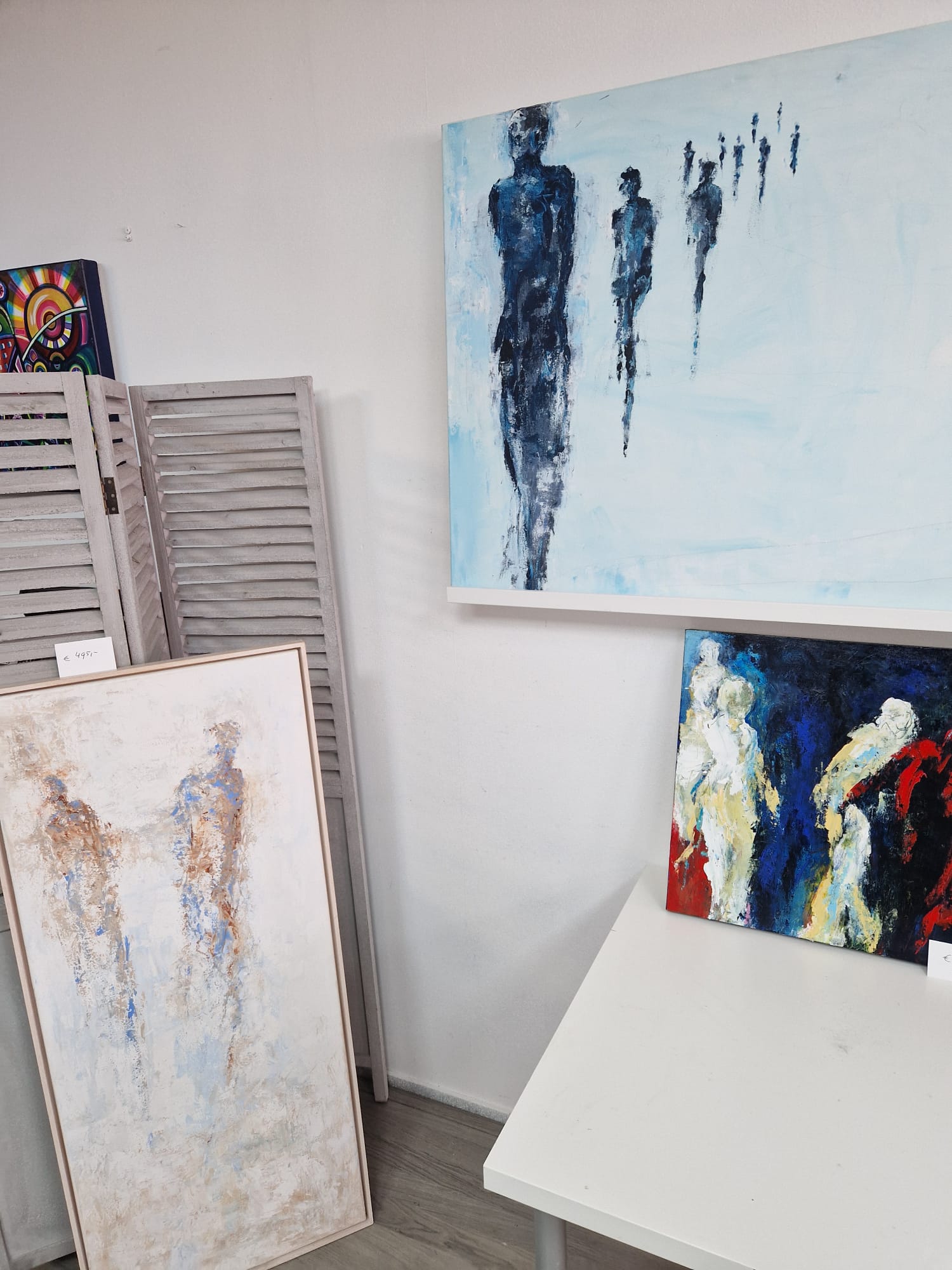 Werk in het atelier — figuren en zeegezicht